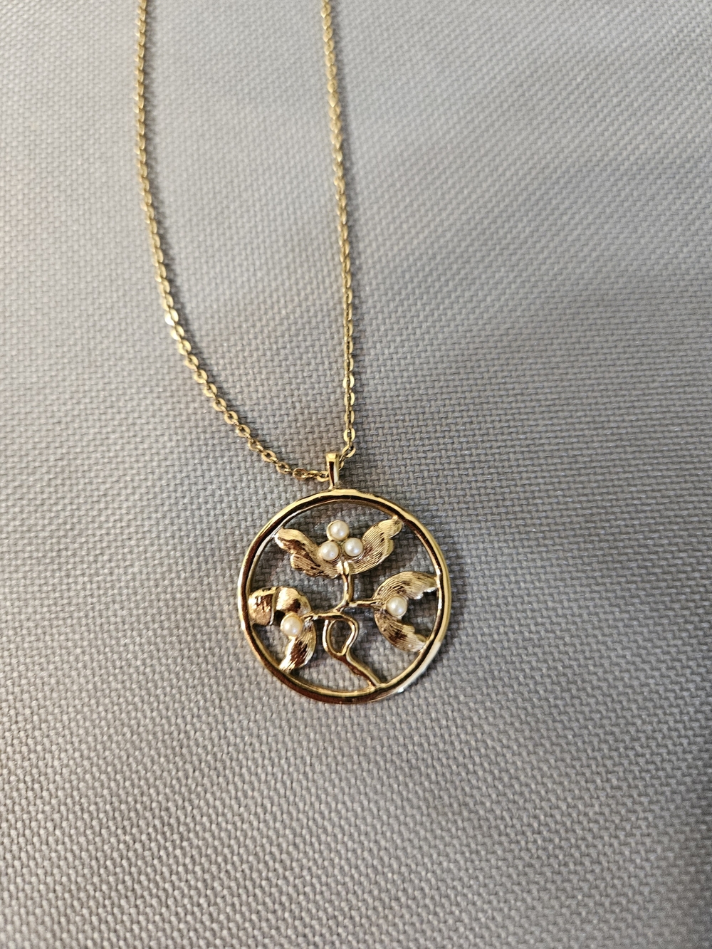 Avon Gold Floral Pearl Round Pendant Necklace